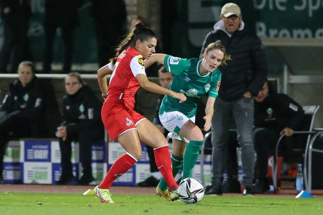 f l Manjou Wilde 1 FC Köln, 7 and Reena Wichmann SV Werder Bremen, 6 in duel, duel, dynamic, action, game scene, THE DFB REGULATIONS PROHIBIT ANY USE OF PHOTOGRAPHS AS IMAGE SEQUENCES AND OR QUASI VIDEO , 19 11 2021, Bremen Germany , Football, Flyeralarm Frauen Bundesliga, SV Werder Bremen 1 FC Köln xobx