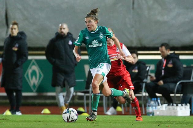 v li Rieke Dieckmann SV Werder Bremen, 22 on the ball, single image, full body, action, game scene, THE DFB DIRECTIVES PROHIBIT ANY USE OF PHOTOGRAPHS AS IMAGE SEQUENCES AND OR QUASI VIDEO , 19 11 2021, Bremen Germany , Football, Flyeralarm Womens Bundesliga, SV Werder Bremen 1 FC Köln xobx