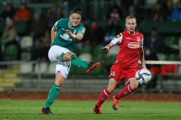f le Jasmin Sehan SV Werder Bremen, 15 shooting at goal, on the ball, action, game scene, Laura Donhauser 1 FC Köln, 25 , THE DFB DIRECTIVES PROHIBIT ANY USE OF PHOTOGRAPHS AS IMAGE SEQUENCES AND OR QUASI VIDEO , 19 11 2021, Bremen Germany , Football, Flyeralarm Frauen Bundesliga, SV Werder Bremen 1 FC Köln xobx
