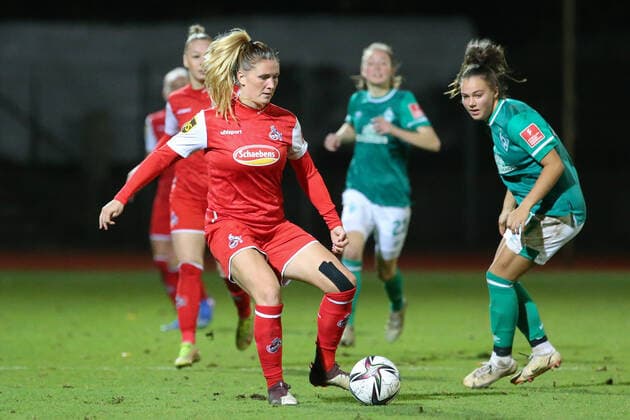 v li Rachel Rinast 1 FC Köln, 31 on the ball, single image, full body, action, game scene, THE DFB DIRECTIVES PROHIBIT ANY USE OF PHOTOGRAPHS AS IMAGE SEQUENCES AND OR QUASI VIDEO , 19 11 2021, Bremen Germany , Football, Flyeralarm Womens Bundesliga, SV Werder Bremen 1 FC Köln xobx