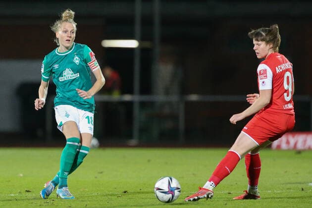f le Lina Hausicke SV Werder Bremen, 18 and Adriana Achcinska 1 FC Köln, 9 in duel, duel, dynamic, action, game scene, THE DFB REGULATIONS PROHIBIT ANY USE OF PHOTOGRAPHS AS IMAGE SEQUENCES AND OR QUASI VIDEO , 19 11 2021, Bremen Germany , Football, Flyeralarm Frauen Bundesliga, SV Werder Bremen 1 FC Köln xobx