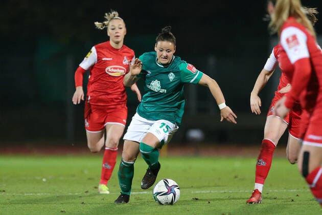v li Jasmin Sehan SV Werder Bremen, 15 on the ball, single image, full body, action, game scene, THE DFB DIRECTIVES PROHIBIT ANY USE OF PHOTOGRAPHS AS IMAGE SEQUENCES AND OR QUASI VIDEO , 19 11 2021, Bremen Germany , Football, Flyeralarm Womens Bundesliga, SV Werder Bremen 1 FC Köln xobx