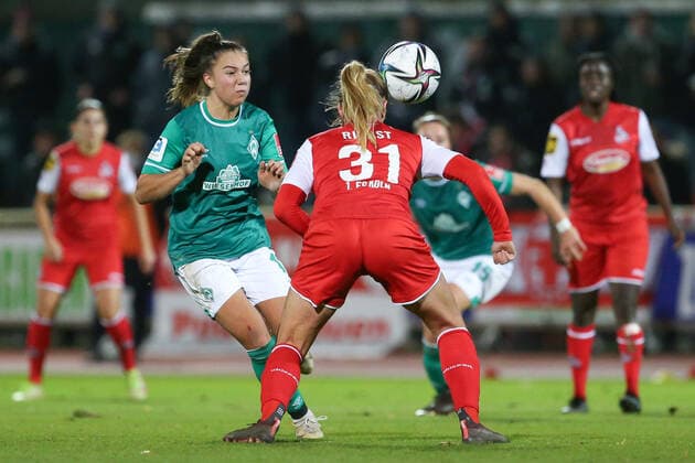 f l Maja Sternad SV Werder Bremen, 11 and Rachel Rinast 1 FC Köln, 31 in duel, duel, dynamic, action, game scene, THE DFB REGULATIONS PROHIBIT ANY USE OF PHOTOGRAPHS AS IMAGE SEQUENCES AND OR QUASI VIDEO , 19 11 2021, Bremen Germany , Football, Flyeralarm Frauen Bundesliga, SV Werder Bremen 1 FC Köln xobx