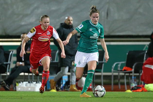 f l Laura Donhauser 1 FC Köln, 25 and Reena Wichmann SV Werder Bremen, 6 in running duel, duel, duel, dynamics, action, game scene, THE DFB DIRECTIVES PROHIBIT ANY USE OF PHOTOGRAPHS AS IMAGE SEQUENCES AND OR QUASI VIDEO , 19 11 2021, Bremen Germany , Football, Flyeralarm Frauen Bundesliga, SV Werder Bremen 1 FC Köln xobx