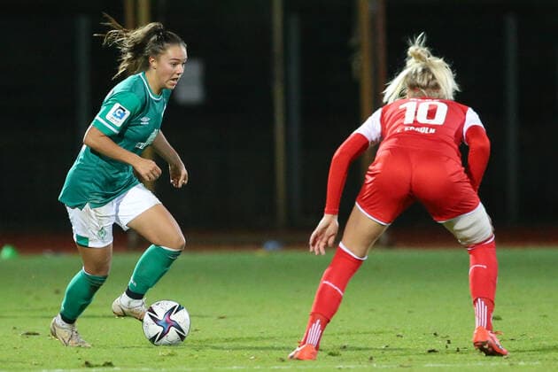 f l Maja Sternad SV Werder Bremen, 11 and Sharon Beck 1 FC Köln, 10 in duel, duel, dynamic, action, game scene, THE DFB REGULATIONS PROHIBIT ANY USE OF PHOTOGRAPHS AS IMAGE SEQUENCES AND OR QUASI VIDEO , 19 11 2021, Bremen Germany , Football, Flyeralarm Frauen Bundesliga, SV Werder Bremen 1 FC Köln xobx