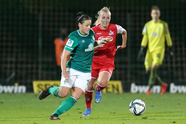 f le Jasmin Sehan SV Werder Bremen, 15 and Mandy Islacker 1 FC Köln, 8 in running duel, duel, duel, dynamic, action, game scene, THE DFB REGULATIONS PROHIBIT ANY USE OF PHOTOGRAPHS AS IMAGE SEQUENCES AND OR QUASI VIDEO , 19 11 2021, Bremen Germany , Football, Flyeralarm Frauen Bundesliga, SV Werder Bremen 1 FC Köln xobx