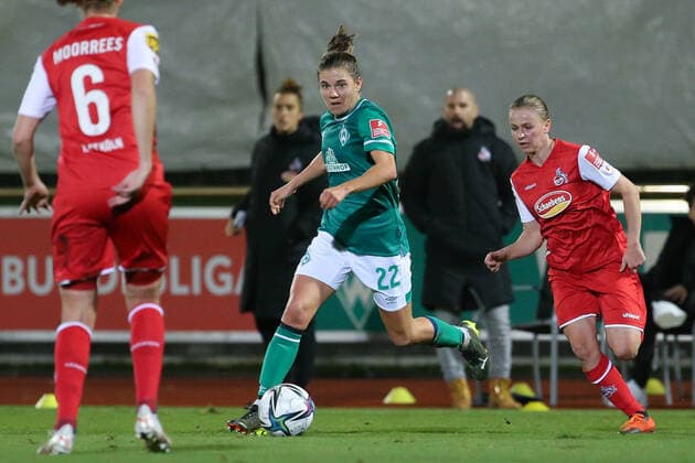 v li Rieke Dieckmann SV Werder Bremen, 22 on the ball, single image, full body, action, game scene, THE DFB DIRECTIVES PROHIBIT ANY USE OF PHOTOGRAPHS AS IMAGE SEQUENCES AND OR QUASI VIDEO , 19 11 2021, Bremen Germany , Football, Flyeralarm Womens Bundesliga, SV Werder Bremen 1 FC Köln xobx