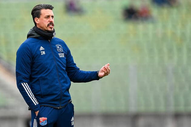 Coach Sandro Wagner Unterhaching gives instructions, gestures, gesticulate with arms, gives instructions, gesticulate frame, action, action, 20 11 2021, Augsburg Germany , Football, Regionalliga Bayern, FC Augsburg II SpVgg Unterhaching xslx