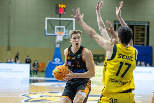 Robin Lodders Rasta Vechta, 11 Mateo Seric Tigers Tuebingen, 17 Tigers Tuebingen vs Rasta Vechta, 2 Basketball Bundesliga, Pro A, Barmer 2 Basketball, 11 Matchday , Season 2021 2022, 20 11 2021 Tigers Tuebingen vs Rasta Vechta, 2 Basketball Bundesliga, Pro A, Barmer 2 Basketball, 11 Matchday , Season 2021 2022, 20 11 2021 Rottenburg am Neckar Copyright: xNinaxSanderx xEibnerxPressefotox EP_NSR