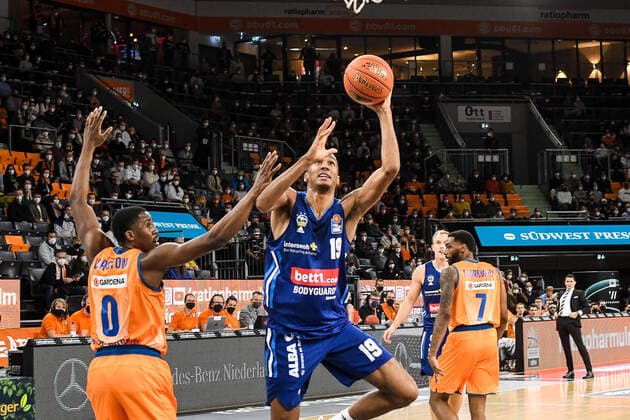 GER, BBL, ratiopharm ulm vs ALBA Berlin 21 11 2021, ratiopharm arena, Neu Ulm, GER, BBL, ratiopharm ulm vs ALBA Berlin, pictured Semaj Christon Ulm, 0 , Louis Olinde Berlin, 19 nordphotoxGmbHx xHafner nph00200