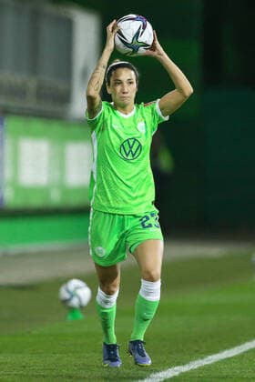 v li Sara Doorsoun VfL Wolfsburg, 23 at throw-in, action, action, game scene, THE DFB DIRECTIVES PROHIBIT ANY USE OF PHOTOGRAPHS AS IMAGE SEQUENCES AND OR QUASI VIDEO , 21 11 2021, Wolfsburg Germany , Football, Flyeralarm Frauen Bundesliga, VfL Wolfsburg SGS Essen xobx