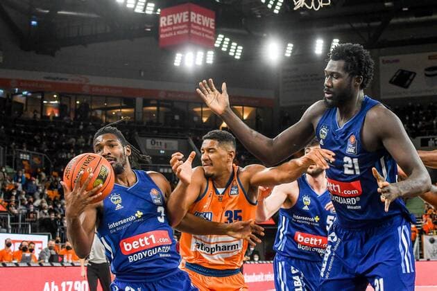 GER, BBL, ratiopharm ulm vs ALBA Berlin 21 11 2021, ratiopharm arena, Neu Ulm, GER, BBL, ratiopharm ulm vs ALBA Berlin, pictured fighting for the ball Jaleen Smith Berlin, 3 , Karim Jallow Ulm, 35 , Jean Marc Christ Koumadje Berlin, 21 nordphotoxGmbHx xHafner nph00200