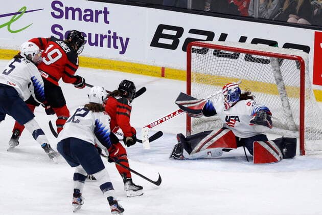 November 21, 2021, Kingston, Ontario, Canada: Canada s Brianne Jenner (19) misses a chance to score in overtime of the Rivalry series against the United States, in Kingston, Ont., Sunday, Nov. 21, 2021. Canada News - November 21, 2021 - ZUMAc35_ 0142514972st Copyright: xLarsxHagbergx
