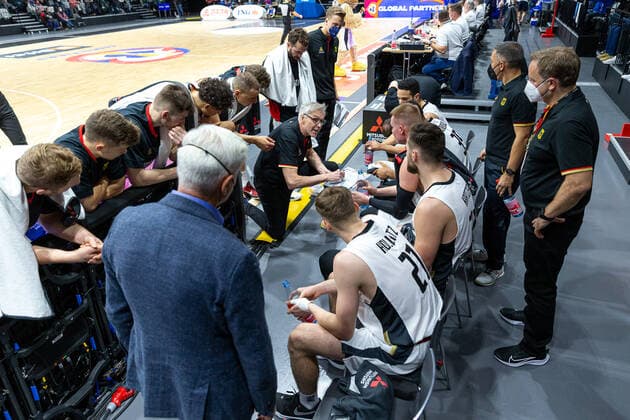 Gordon Herbert Germany, coach speaks to his team Germany vs Estonia, basketball, World Cup Qualification 2023, Group D, 25 11 2021 Photo EIBNER Guener Santemiz Germany vs Estonia, basketball, World Cup Qualification 2023, Group D, 25 11 2021 Nuremberg, Germany Copyright: xEIBNER GuenerxSantemizx EP_GSZ