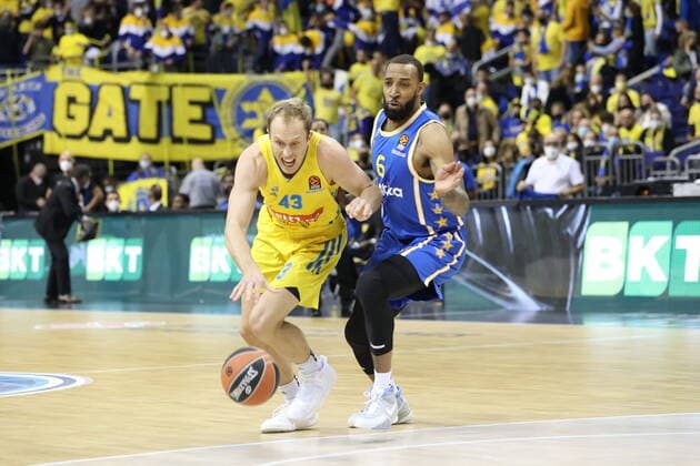 DEU, EuroLeague, ALBA vs Maccabi Tel Aviv, 25 11 2021, Mercedes Benz Arena, Berlin, DEU, EuroLeague, ALBA vs Maccabi Tel Aviv, in picture Luke Sikma ALBA Berlin 43 , Derrick Williams Maccabi Tel Aviv 6 nordphotoxGmbHx xEngler nph00076