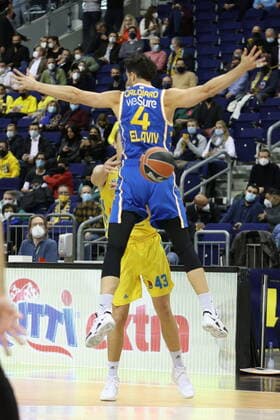 DEU, EuroLeague, ALBA vs Maccabi Tel Aviv, 25 11 2021, Mercedes Benz Arena, Berlin, DEU, EuroLeague, ALBA vs Maccabi Tel Aviv, in picture Luke Sikma ALBA Berlin 43 , Angelo Caloiaro Maccabi Tel Aviv 4 nordphotoxGmbHx xEngler nph00076