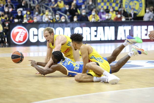 DEU, EuroLeague, ALBA vs Maccabi Tel Aviv, 25 11 2021, Mercedes Benz Arena, Berlin, DEU, EuroLeague, ALBA vs Maccabi Tel Aviv, in picture Luke Sikma ALBA Berlin 43 , Maodo Lo ALBA Berlin 0 , Keenan Evans Maccabi Tel Aviv 2 nordphotoxGmbHx xEngler nph00076