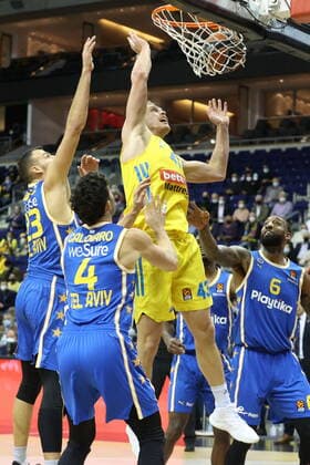 DEU, EuroLeague, ALBA vs Maccabi Tel Aviv, 25 11 2021, Mercedes Benz Arena, Berlin, DEU, EuroLeague, ALBA vs Maccabi Tel Aviv, in picture Luke Sikma ALBA Berlin 43 , Ante Zizi Maccabi Tel Aviv 23 , Angelo Caloiaro Maccabi Tel Aviv 4 , Derrick Williams Maccabi Tel Aviv 6 nordphotoxGmbHx xEngler nph00076