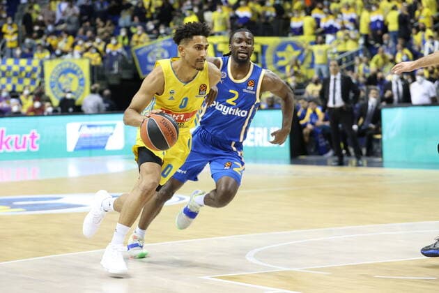 DEU, EuroLeague, ALBA vs Maccabi Tel Aviv, 25 11 2021, Mercedes Benz Arena, Berlin, DEU, EuroLeague, ALBA vs Maccabi Tel Aviv, in picture Maodo Lo ALBA Berlin 0 , Keenan Evans Maccabi Tel Aviv 2 nordphotoxGmbHx xEngler nph00076