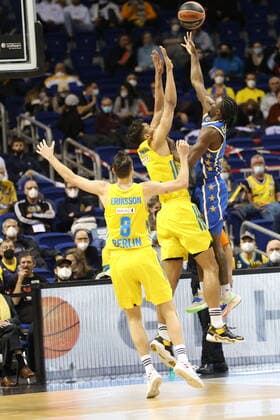 DEU, EuroLeague, ALBA vs Maccabi Tel Aviv, 25 11 2021, Mercedes Benz Arena, Berlin, DEU, EuroLeague, ALBA vs Maccabi Tel Aviv, in picture Marcus Eriksson ALBA Berlin 8 , Maodo Lo ALBA Berlin 0 , Keenan Evans Maccabi Tel Aviv 2 nordphotoxGmbHx xEngler nph00076