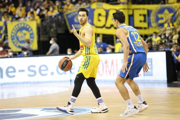 DEU, EuroLeague, ALBA vs Maccabi Tel Aviv, 25 11 2021, Mercedes Benz Arena, Berlin, DEU, EuroLeague, ALBA vs Maccabi Tel Aviv, in picture Tamir Blatt ALBA Berlin 45 , John DiBartolomeo Maccabi Tel Aviv 12 nordphotoxGmbHx xEngler nph00076