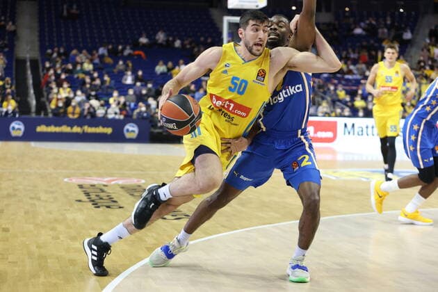 DEU, EuroLeague, ALBA vs Maccabi Tel Aviv, 25 11 2021, Mercedes Benz Arena, Berlin, DEU, EuroLeague, ALBA vs Maccabi Tel Aviv, in picture Yovel Zoosman ALBA Berlin 50 , Keenan Evans Maccabi Tel Aviv 2 nordphotoxGmbHx xEngler nph00076