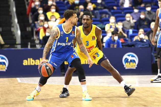 DEU, EuroLeague, ALBA vs Maccabi Tel Aviv, 25 11 2021, Mercedes Benz Arena, Berlin, DEU, EuroLeague, ALBA vs Maccabi Tel Aviv, in picture Jaleen Smith ALBA Berlin 3 , Scottie Wilbekin Maccabi Tel Aviv 1 nordphotoxGmbHx xEngler nph00076