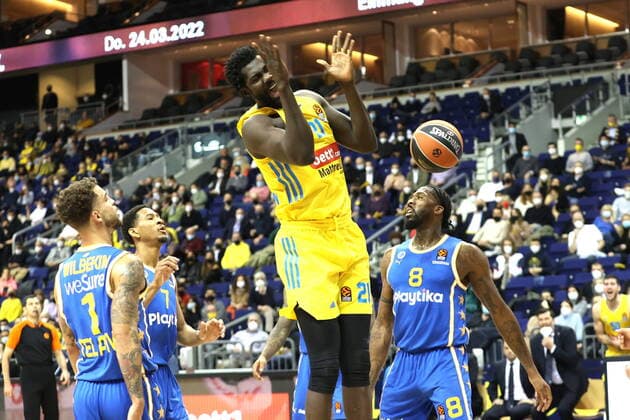 DEU, EuroLeague, ALBA vs Maccabi Tel Aviv, 25 11 2021, Mercedes Benz Arena, Berlin, DEU, EuroLeague, ALBA vs Maccabi Tel Aviv, in picture Christ Koumadje ALBA Berlin 21 , Scottie Wilbekin Maccabi Tel Aviv 1 , Jalen Reynolds Maccabi Tel Aviv 8 , Kameron Taylor Maccabi Tel Aviv 7 nordphotoxGmbHx xEngler nph00076