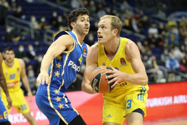 DEU, EuroLeague, ALBA vs Maccabi Tel Aviv, 25 11 2021, Mercedes Benz Arena, Berlin, DEU, EuroLeague, ALBA vs Maccabi Tel Aviv, in picture Luke Sikma ALBA Berlin 43 , ˆAngelo Caloiaro Maccabi Tel Aviv 4 nordphotoxGmbHx xEngler nph00076