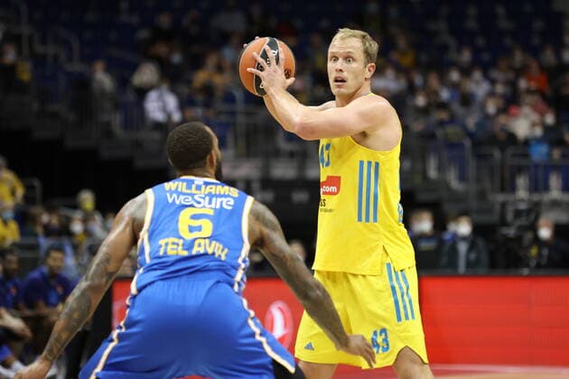 DEU, EuroLeague, ALBA vs Maccabi Tel Aviv, 25 11 2021, Mercedes Benz Arena, Berlin, DEU, EuroLeague, ALBA vs Maccabi Tel Aviv, in picture Luke Sikma ALBA Berlin 43 , Derrick Williams Maccabi Tel Aviv 6 nordphotoxGmbHx xEngler nph00076