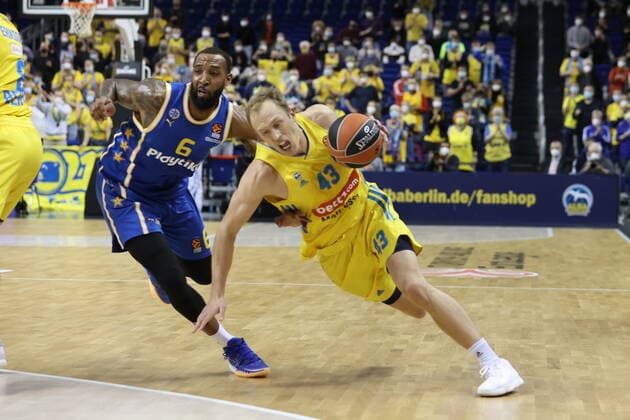 DEU, EuroLeague, ALBA vs Maccabi Tel Aviv, 25 11 2021, Mercedes Benz Arena, Berlin, DEU, EuroLeague, ALBA vs Maccabi Tel Aviv, in picture Luke Sikma ALBA Berlin 43 , Derrick Williams Maccabi Tel Aviv 6 nordphotoxGmbHx xEngler nph00076