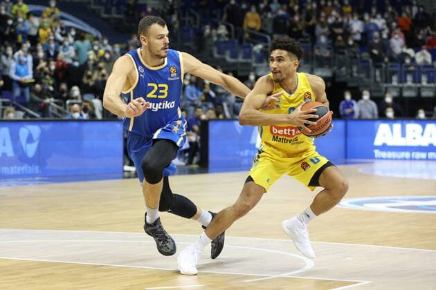 DEU, EuroLeague, ALBA vs Maccabi Tel Aviv, 25 11 2021, Mercedes Benz Arena, Berlin, DEU, EuroLeague, ALBA vs Maccabi Tel Aviv, in picture Maodo Lo ALBA Berlin 0 , Ante Zizi Maccabi Tel Aviv 23 nordphotoxGmbHx xEngler nph00076