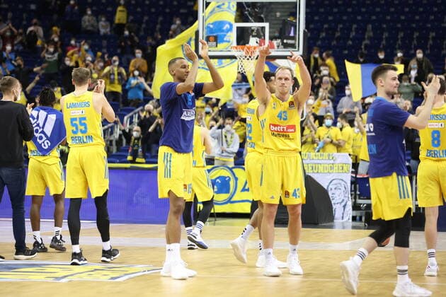 DEU, EuroLeague, ALBA vs Maccabi Tel Aviv, 25 11 2021, Mercedes Benz Arena, Berlin, DEU, EuroLeague, ALBA vs Maccabi Tel Aviv, in picture ALBA players circle, Luke Sikma ALBA Berlin 43 , Louis Olinde ALBA Berlin 19 nordphotoxGmbHx xEngler nph00076