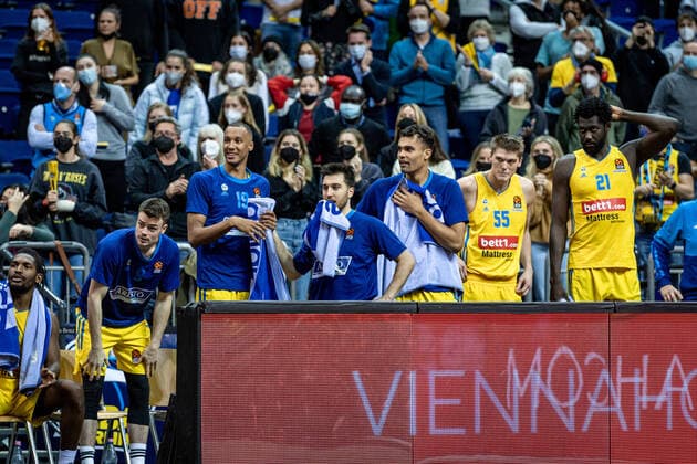 Basketball Berlin 25 11 2021 Season 2021 2022 EuroLeague 12 Matchday Alba Berlin vs Maccabi Tel Aviv Players Bench with Jaleen Smith Alba, No 3 , Jonas Mattisseck Alba, No 9 , Louis Olinde Alba, No 19 , Tamir Blatt Alba, No 45 , Oscar Da Silva Alba, No 1 , Ben Lammers Alba, No 55 and Christ Koumadje Alba, No 21