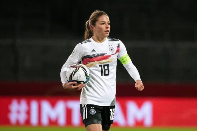 Melanie Leupolz Germany 18 with captains armband and ball, GER, Germany vs Turkey, football, womens national team, FIFA World Cup qualifying, 2021 2022 season, 26 11 2021 GER, Germany vs Turkey, football, womens national team, FIFA World Cup qualifying, 2021 2022 season, 26 11 2021 Brunswick Copyright: xEibner MichaelxMemmlerx EP_MMR