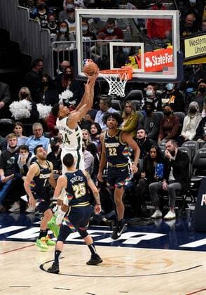 Milwaukee Bucks forward Giannis Antetokounmpo 34, (CL), goes in for a basket as Denver Nuggets guard Facundo Campazzo 7, (L), Denver Nuggets guard Austin Rivers 25, (CR), and Denver Nuggets forward Zeke Nnaji 22, (R), look on during the second quarter at the Ball Arena in Denver, CO, USA, 26 November 2021. EPA Todd Pierson Denver Nuggets vs. Milwaukee Bucks !ACHTUNG: NUR REDAKTIONELLE NUTZUNG! Copyright: xToddxPiersonx AME944 20211127-c7e4955c05ea31fb1c8a35c1e9cd4ce75af00238