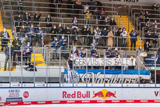 Due to the now again upcoming ghost games at least in Bavaria, the Munich fans in the Nordkurve of say goodbye to their team until further notice EHC Red Bull Muenchen vs Schwenninger Wild Wings, Ice Hockey, DEL, 27 Spieltag, Saison 2021 2022, 03 12 2021 EHC Red Bull Muenchen vs Schwenninger Wild Wings, Ice Hockey, DEL, 27 Spieltag, Saison 2021 2022, 03 12 2021 Muenchen Copyright: xEibnerxPressefotox xHeikexFeinerx EP_HFR