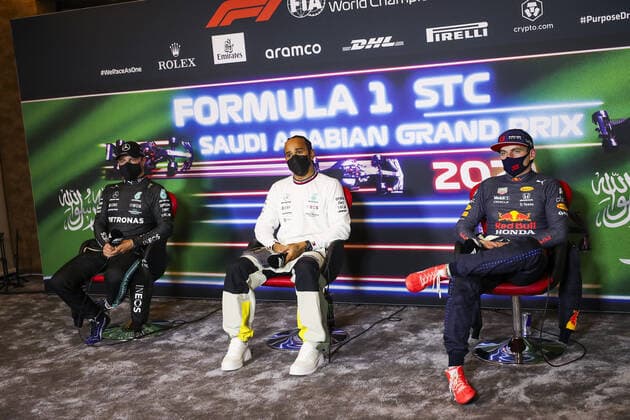 BOTTAS Valtteri (fin), Mercedes AMG F1 GP W12 E Performance, HAMILTON Lewis (gbr), Mercedes AMG F1 GP W12 E Performance, VERSTAPPEN Max (ned), Red Bull Racing Honda RB16B, portrait, press conference, PK, Pressekonferenz during the Formula 1 stc Saudi Arabian Grand Prix 2021, 21th round of the 2021 FIA Formula One World Championship, WM, Weltmeisterschaft from December 3 to 5, 2021 on the Jeddah Corniche Circuit, in Jeddah, Saudi Arabia - F1 - SAUDI ARABIAN GRAND PRIX 2021 DPPI Panoramic 00121043_FG0O2905.JPG