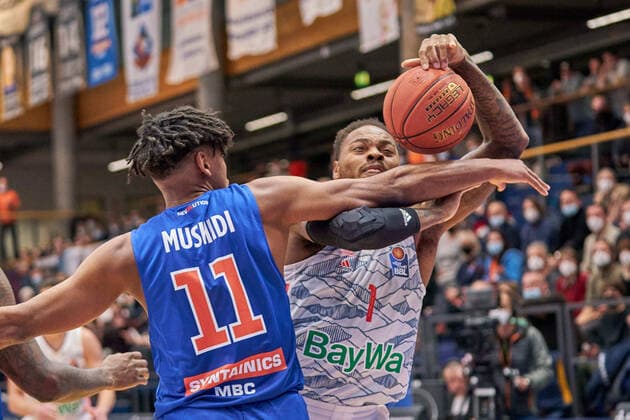 Kostja Mushidi MBC, 11 , Deshaun Thomas FCBB, 1 , Syntainics MBC vs FC Bayern Muenchen, Basketball Bundesliga, Maennern, 2021 2022, 9 Spieltag, , 04 12 2021, Syntainics MBC vs FC Bayern Muenchen, Basketball Bundesliga, Maennern, 2021 2022, 9 Spieltag, , 04 12 2021, Weissenfels Copyright: xEibner-Pressefoto EckehardxSchulzx EP_EER