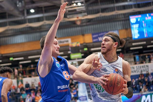 Johannes Richter MBC, 08 , Gavin Schilling FCBB, 34 , Syntainics MBC vs FC Bayern Muenchen, Basketball Bundesliga, Maennern, 2021 2022, 9 Spieltag, , 04 12 2021, Syntainics MBC vs FC Bayern Muenchen, Basketball Bundesliga, Maennern, 2021 2022, 9 Spieltag, , 04 12 2021, Weissenfels Copyright: xEibner-Pressefoto EckehardxSchulzx EP_EER