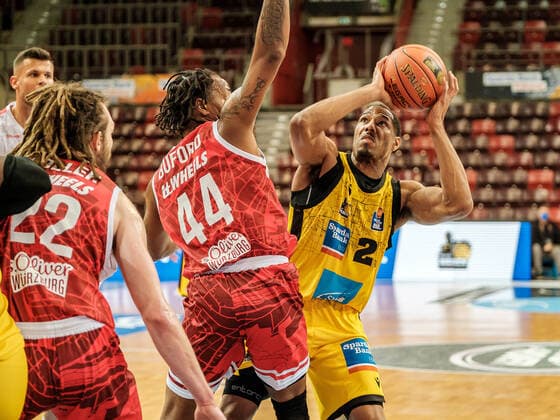 Craig Moller S Oliver Wurzburg, 22 , William Buford S Oliver Wurzburg, 44 , Jacob Patrick MHP Riesen Ludwigsburg, 2 , MHP Riesen Ludwigsburg S Oliver Wurzburg , Basketball, Bundesliga, 9 Spieltag, Spielzeit 2021 2022, 05 12 2021, MHP Riesen Ludwigsburg S Oliver Wurzburg , Basketball, Bundesliga, 9 Spieltag, Spielzeit 2021 2022, 05 12 2021 Ludwigsburg. Copyright: xAntonioxChiok Eibner-Pressefotox EP_ACK