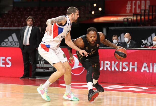 Duel between Adrien Moerman Anadolu Istanbul, 18 and Deshaun Thomas Bayern Basketball, 1 GER, FC Bayern Basketball vs Anadolu EFES Istanbul, Basketball, EuroLeague, Season 2021 2022, 09 12 2021, GER, FC Bayern Basketball vs Anadolu EFES Istanbul, Basketball, EuroLeague, Season 2021 2022, 09 12 2021, Munich. Copyright: xEIBNER MarcelxEngelbrechtx EP_EER
