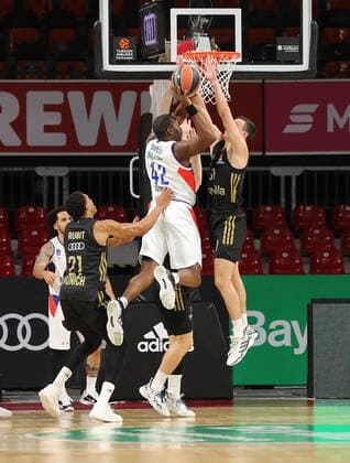 Zan Mark Sisko Bayern Basketball, 31 blocks Bryant Dunston Anadolu Istanbul, 42 GER, FC Bayern Basketball vs Anadolu EFES Istanbul, Basketball, EuroLeague, 2021 2022 season, 09 12 2021, GER, FC Bayern Basketball vs Anadolu EFES Istanbul, Basketball, EuroLeague, 2021 2022 season, 09 12 2021, Munich. Copyright: xEIBNER MarcelxEngelbrechtx EP_EER