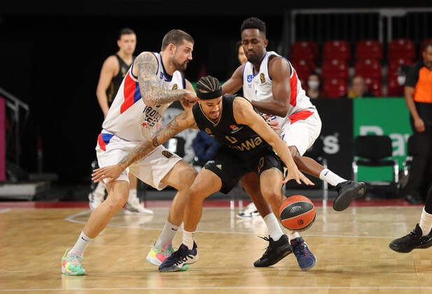 Adrien Moerman Anadolu Istanbul, 18 and Rodrigue Beaubois Anadolu Istanbul, 1 block Nick Weiler Babb Bayern Basketball, 0 GER, FC Bayern Basketball vs Anadolu EFES Istanbul, Basketball, EuroLeague, 2021 2022 season, 09 12 2021, GER, FC Bayern Basketball vs Anadolu EFES Istanbul, Basketball, EuroLeague, 2021 2022 season, 09 12 2021, Munich. Copyright: xEIBNER MarcelxEngelbrechtx EP_EER