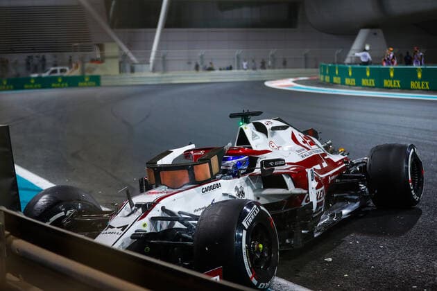 RAIKKONEN Kimi (fin), Alfa Romeo Racing ORLEN C41, portrait crash, accident, during the Formula 1 Etihad Airways Abu Dhabi Grand Prix 2021, 22th round of the 2021 FIA Formula One World Championship, WM, Weltmeisterschaft from December 10 to 12, 2021 on the Yas Marina Circuit, in Yas Island, Abu Dhabi - F1 - ABU DHABI GRAND PRIX 2021 DPPI Panoramic 00121045__V2_0199