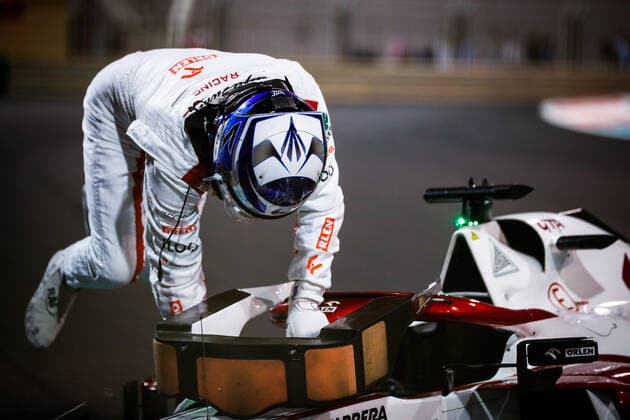 RAIKKONEN Kimi (fin), Alfa Romeo Racing ORLEN C41, portrait crash, accident, during the Formula 1 Etihad Airways Abu Dhabi Grand Prix 2021, 22th round of the 2021 FIA Formula One World Championship, WM, Weltmeisterschaft from December 10 to 12, 2021 on the Yas Marina Circuit, in Yas Island, Abu Dhabi - F1 - ABU DHABI GRAND PRIX 2021 DPPI Panoramic 00121045__V2_0252