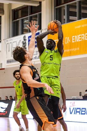 GER, ProA, Team Ehingen Urspring vs RASTA Vechta 11 12 2021, JVG Halle, Ehingen, GER, ProA, Team Ehingen Urspring vs RASTA Vechta, pictured Kristofer Krause Vechta, 36 cant stop Munis Tutu Ehingen, 5 from throwing nordphotoxGmbHx xHafner nph00200