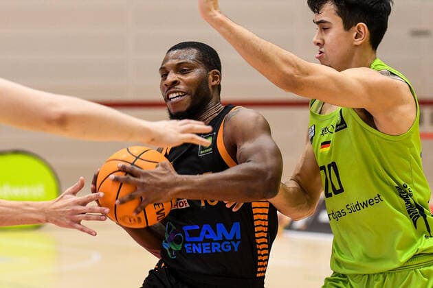 GER, ProA, Team Ehingen Urspring vs RASTA Vechta 11 12 2021, JVG Halle, Ehingen, GER, ProA, Team Ehingen Urspring vs RASTA Vechta, in the picture James Washington Vechta, 15 with energetic effort against Takiula Fahrensohn Ehingen, 20 nordphotoxGmbHx xHafner nph00200