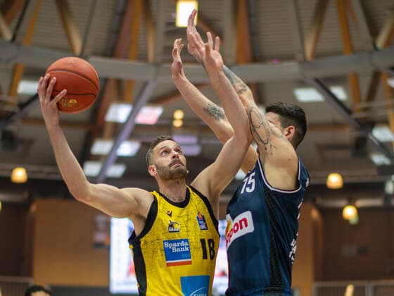 Jonas Wahlfarth Bottermann MHP Riesen Ludwigsburg, 18 , Bogdan Radosavljievic Harko Merlins Crailsheim, 15 , GER, Hakro Merlins Crailsheim vs MHP Riesen Ludwigsburg, Basketball, Bundesliga, easycredit, 10 Spieltag, Spielzeit 2021 2022, 11 12 2021, GER, Hakro Merlins Crailsheim vs MHP Riesen Ludwigsburg, Basketball, Bundesliga, easycredit, 10 Spieltag, Spielzeit 2021 2022, 11 12 2021 Ludwigsburg Copyright: xEibner-Pressefoto SaschaxWaltherx EP_EER