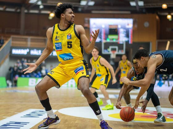 Justin Simon MHP Riesen Ludwigsburg, 05 , GER, Hakro Merlins Crailsheim vs MHP Riesen Ludwigsburg, Basketball, Bundesliga, easycredit, 10 Spieltag, Spielzeit 2021 2022, 11 12 2021, GER, Hakro Merlins Crailsheim vs MHP Riesen Ludwigsburg, Basketball, Bundesliga, easycredit, 10 Spieltag, Spielzeit 2021 2022, 11 12 2021 Ludwigsburg Copyright: xEibner-Pressefoto SaschaxWaltherx EP_EER